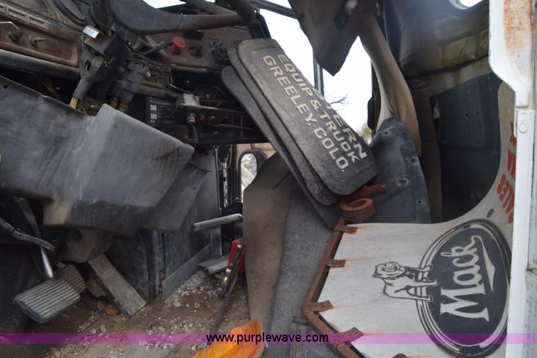 image for item K8591 1995 Freightliner FLD semi truck