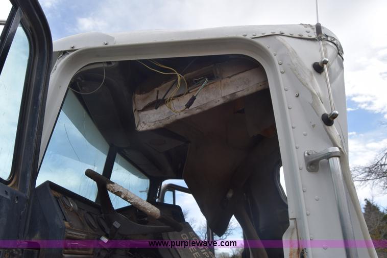 image for item K8591 1995 Freightliner FLD semi truck