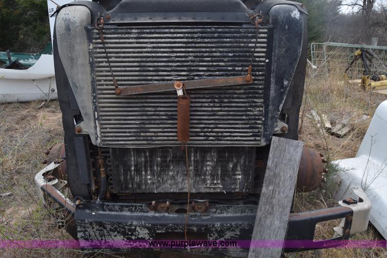 image for item K8591 1995 Freightliner FLD semi truck