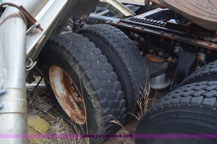 image for item K8591 1995 Freightliner FLD semi truck