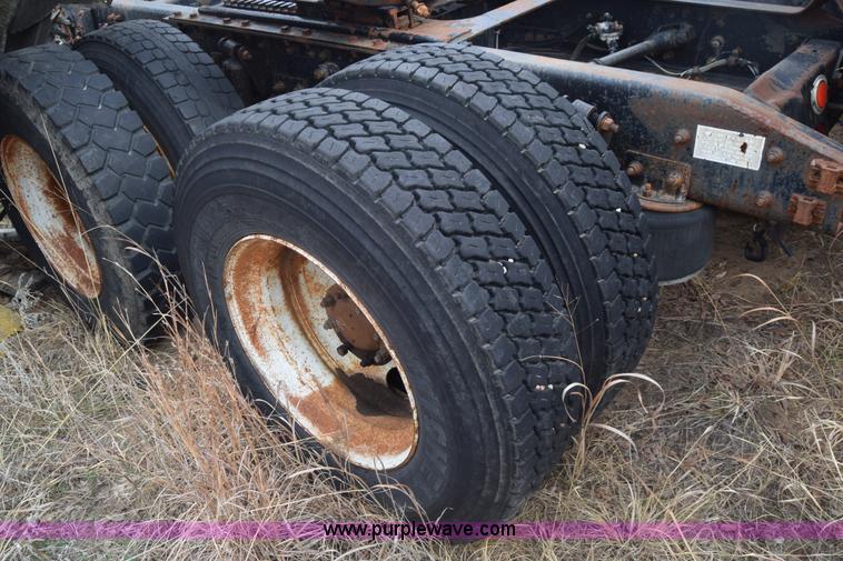 image for item K8591 1995 Freightliner FLD semi truck