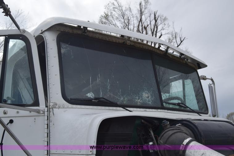 image for item K8591 1995 Freightliner FLD semi truck
