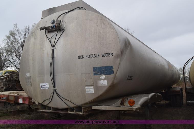 image for item K8592 1974 Trail Mobile F14S4CCH tank trailer