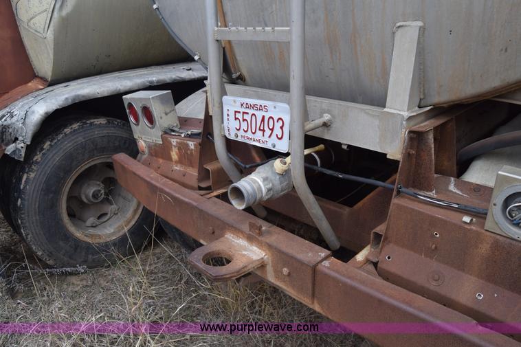 image for item K8592 1974 Trail Mobile F14S4CCH tank trailer