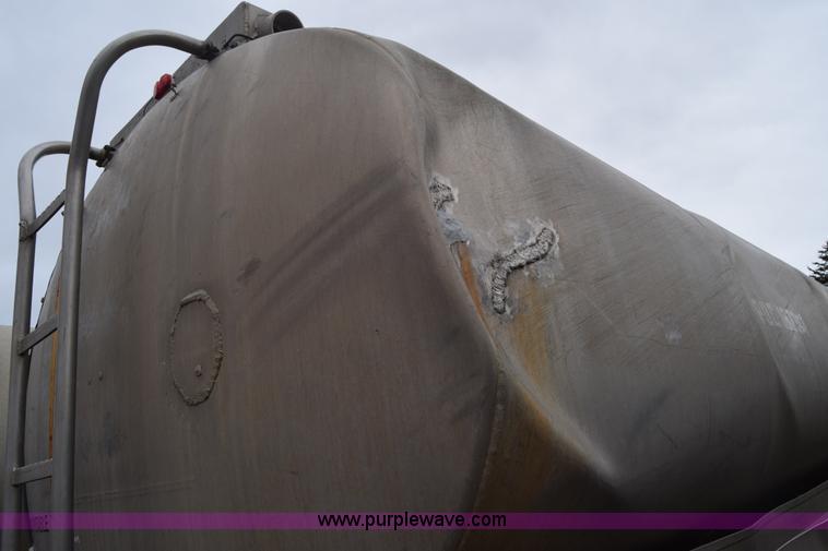 image for item K8592 1974 Trail Mobile F14S4CCH tank trailer