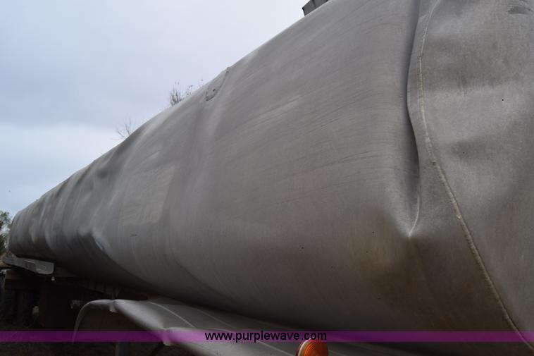 image for item K8592 1974 Trail Mobile F14S4CCH tank trailer