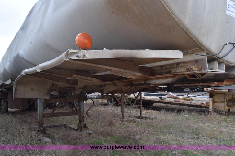 image for item K8592 1974 Trail Mobile F14S4CCH tank trailer
