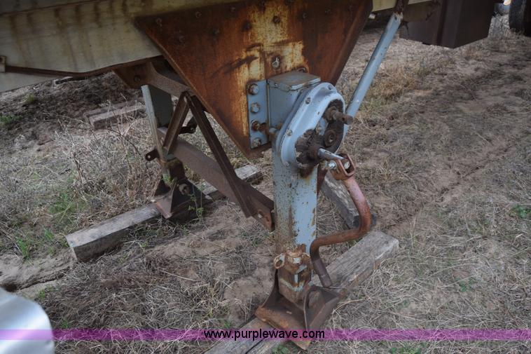 image for item K8592 1974 Trail Mobile F14S4CCH tank trailer