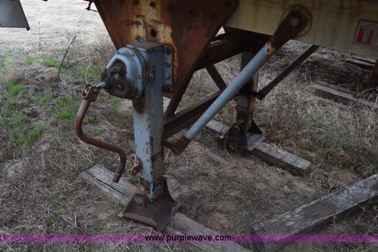 image for item K8592 1974 Trail Mobile F14S4CCH tank trailer