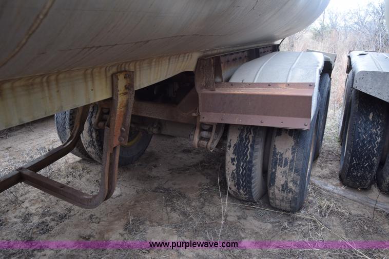 image for item K8592 1974 Trail Mobile F14S4CCH tank trailer