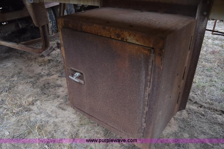 image for item K8592 1974 Trail Mobile F14S4CCH tank trailer