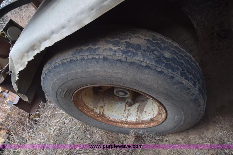 image for item K8592 1974 Trail Mobile F14S4CCH tank trailer