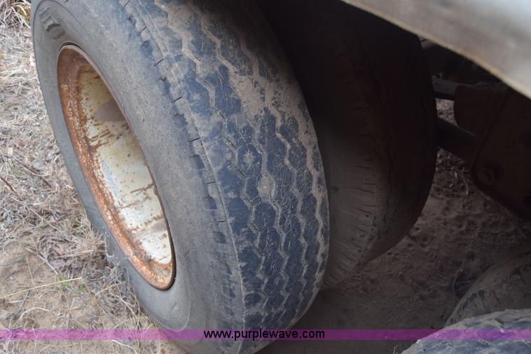 image for item K8592 1974 Trail Mobile F14S4CCH tank trailer