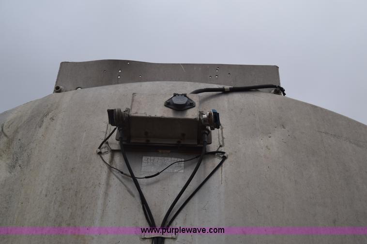 image for item K8592 1974 Trail Mobile F14S4CCH tank trailer