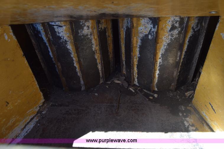 image for item K8607 2006 Vermeer BC1500 wood chipper