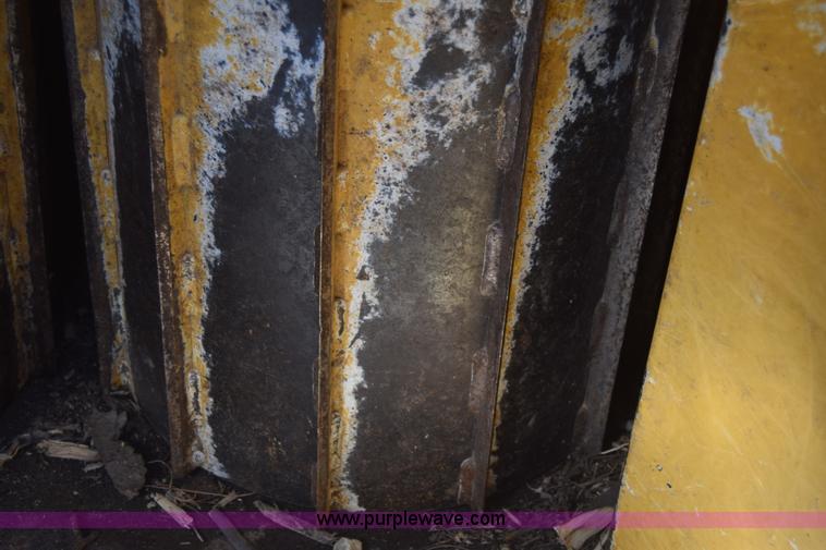 image for item K8607 2006 Vermeer BC1500 wood chipper