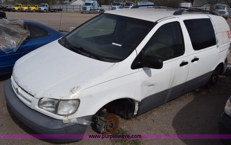 image for item BW9407 2000 Toyota Sienna van