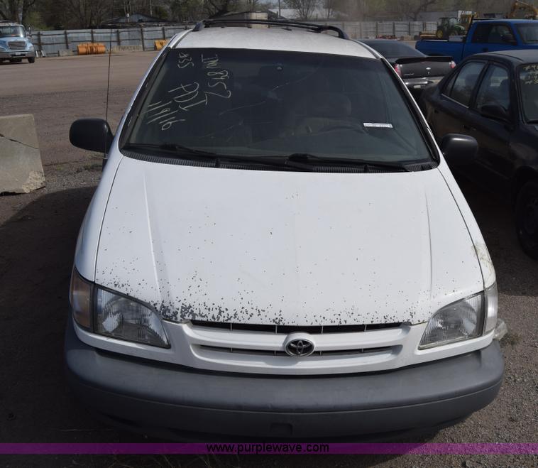 image for item BW9407 2000 Toyota Sienna van