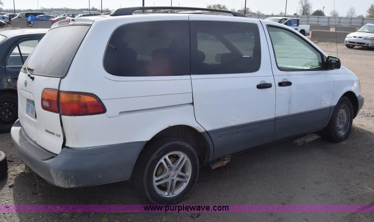 image for item BW9407 2000 Toyota Sienna van