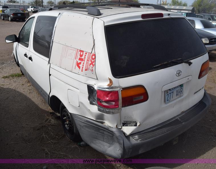 image for item BW9407 2000 Toyota Sienna van