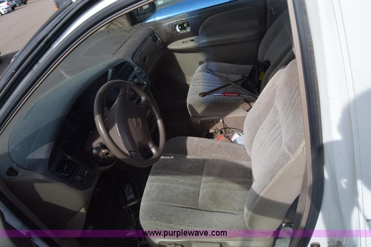 image for item BW9407 2000 Toyota Sienna van