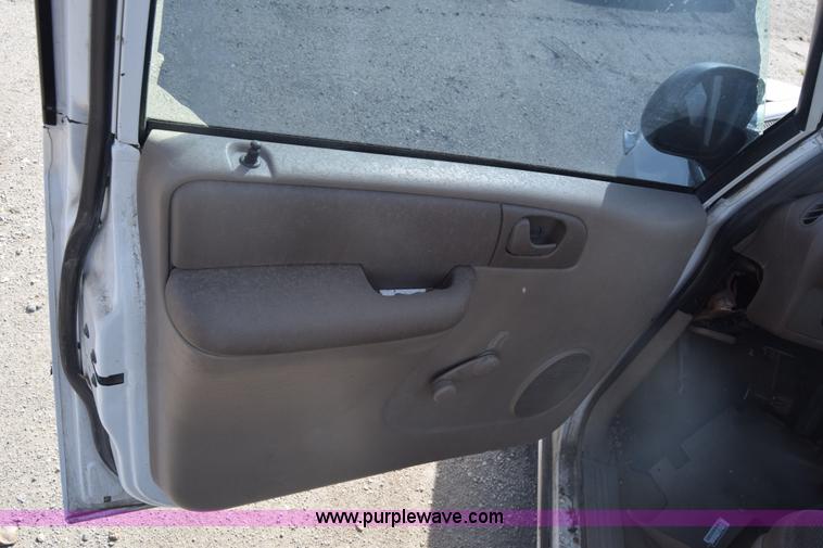 image for item K8513 2002 Dodge Caravan van
