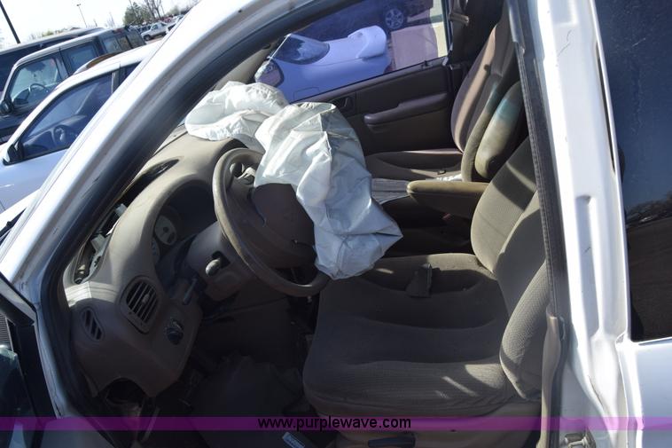 image for item K8513 2002 Dodge Caravan van