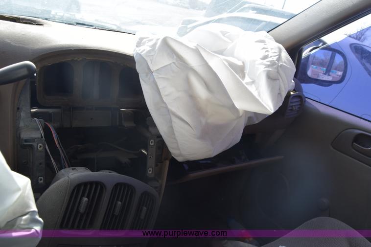 image for item K8513 2002 Dodge Caravan van