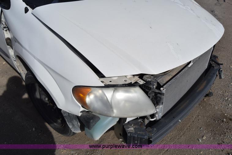 image for item K8513 2002 Dodge Caravan van