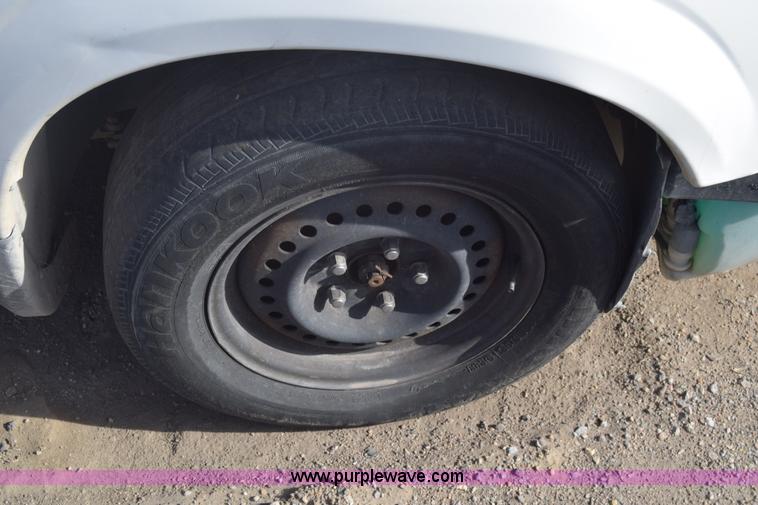 image for item K8513 2002 Dodge Caravan van