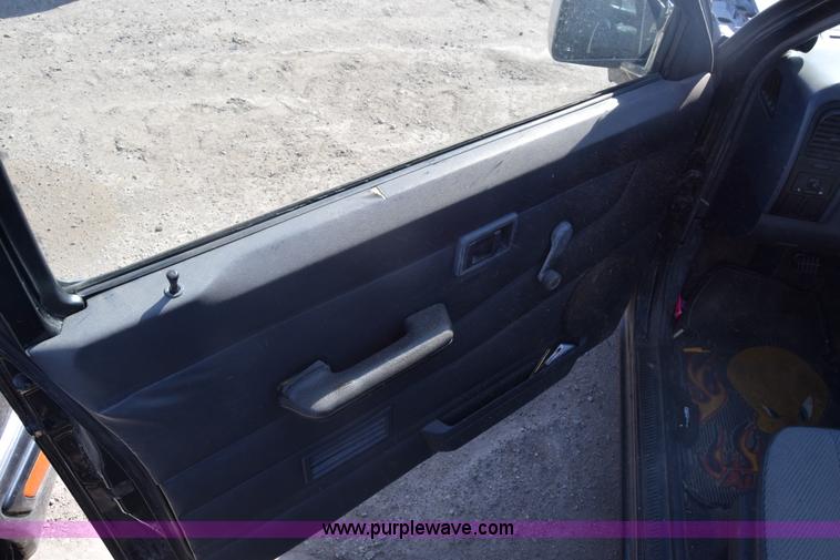 image for item K8519 1995 Nissan KXE pickup truck