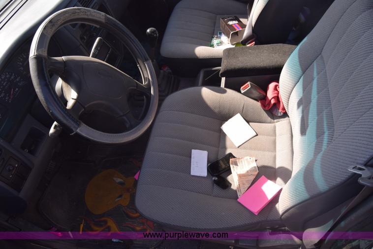 image for item K8519 1995 Nissan KXE pickup truck