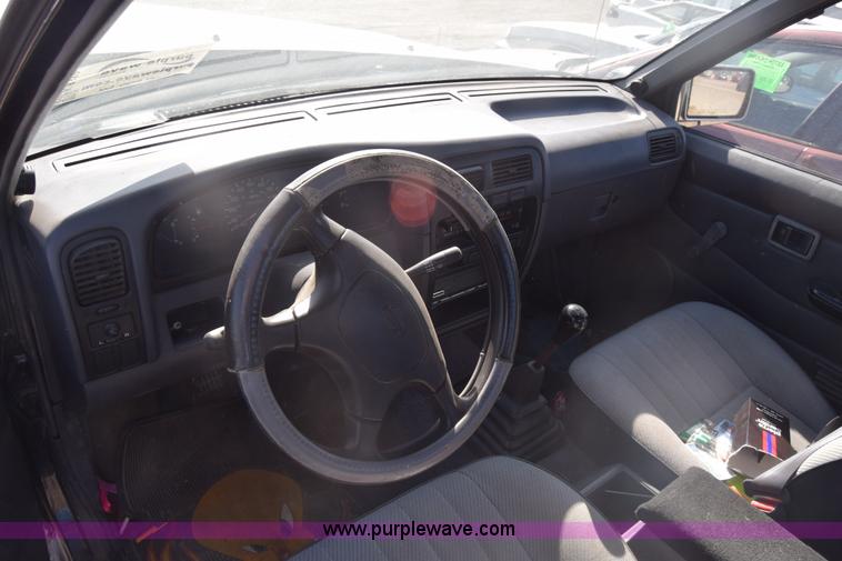 image for item K8519 1995 Nissan KXE pickup truck