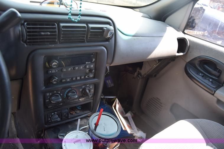 image for item K8527 2002 Chevrolet Venture van