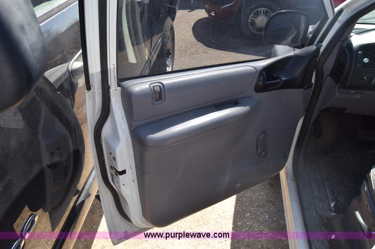image for item K8530 1998 Dodge Caravan van