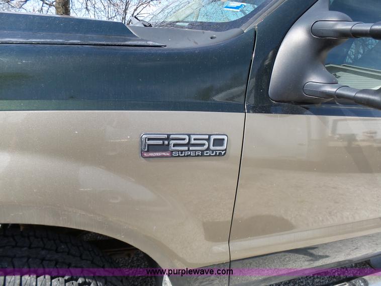 image for item AV9978 2000 Ford F250 Super Duty Lariat Crew Cab pickup truck