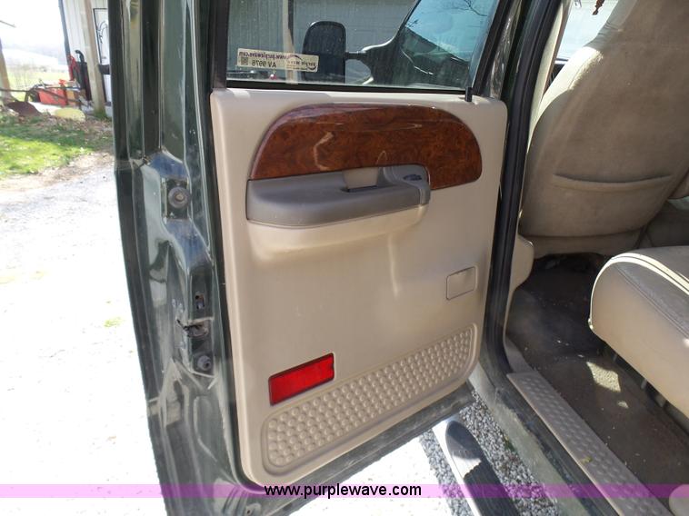 image for item AV9978 2000 Ford F250 Super Duty Lariat Crew Cab pickup truck