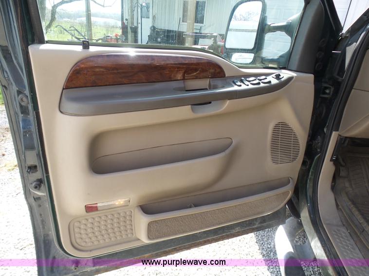 image for item AV9978 2000 Ford F250 Super Duty Lariat Crew Cab pickup truck