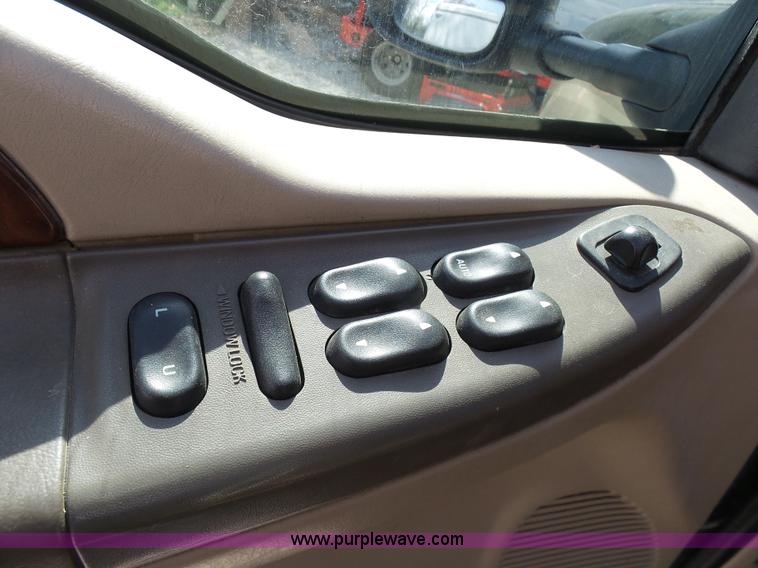 image for item AV9978 2000 Ford F250 Super Duty Lariat Crew Cab pickup truck