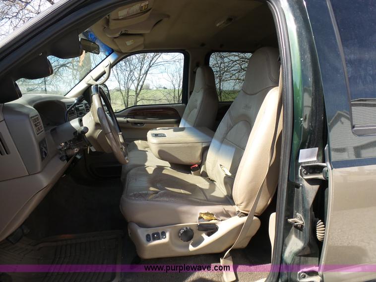 image for item AV9978 2000 Ford F250 Super Duty Lariat Crew Cab pickup truck