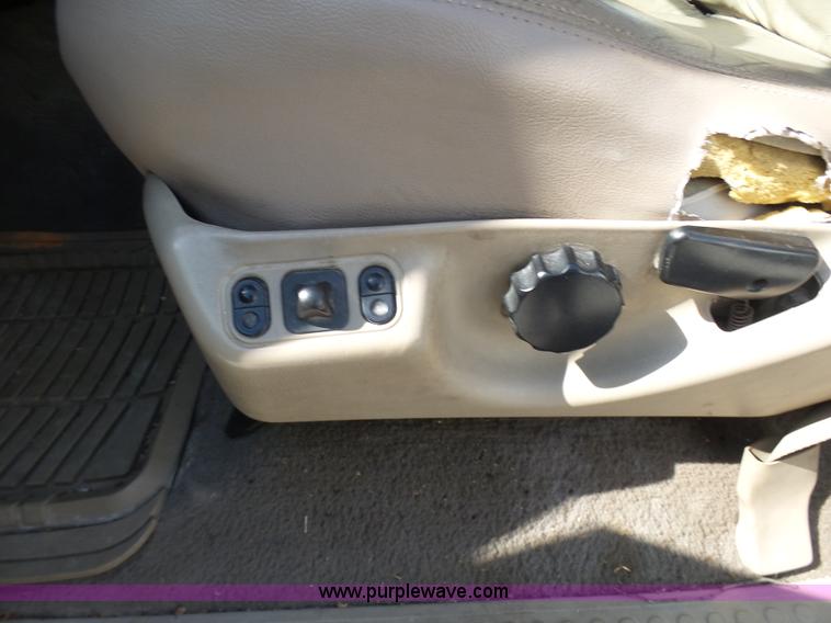 image for item AV9978 2000 Ford F250 Super Duty Lariat Crew Cab pickup truck