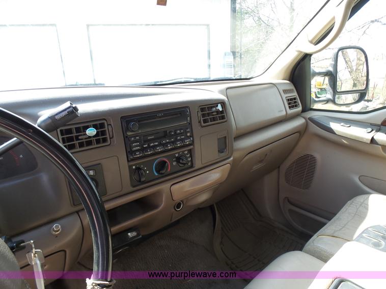 image for item AV9978 2000 Ford F250 Super Duty Lariat Crew Cab pickup truck