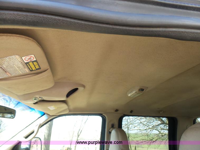 image for item AV9978 2000 Ford F250 Super Duty Lariat Crew Cab pickup truck