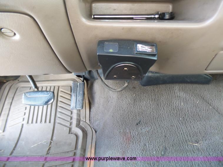 image for item AV9978 2000 Ford F250 Super Duty Lariat Crew Cab pickup truck