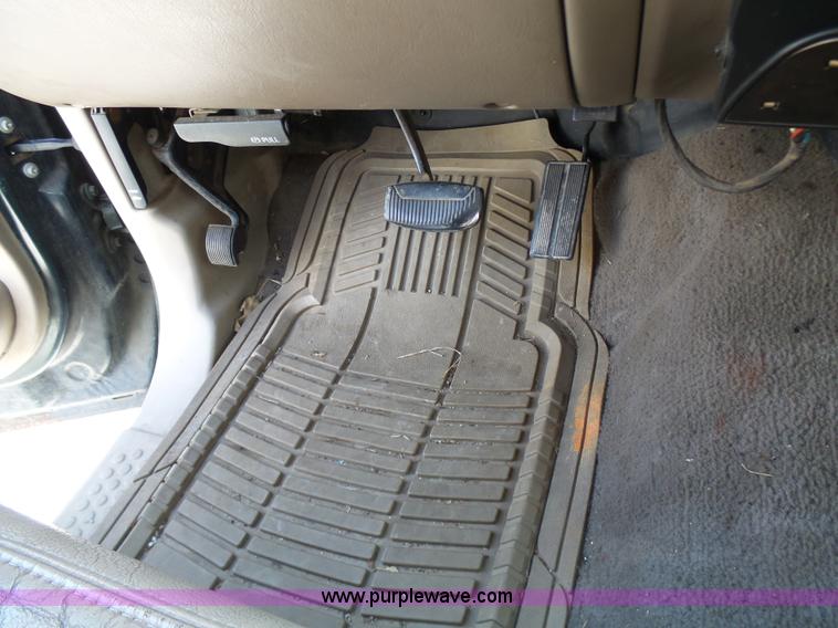 image for item AV9978 2000 Ford F250 Super Duty Lariat Crew Cab pickup truck