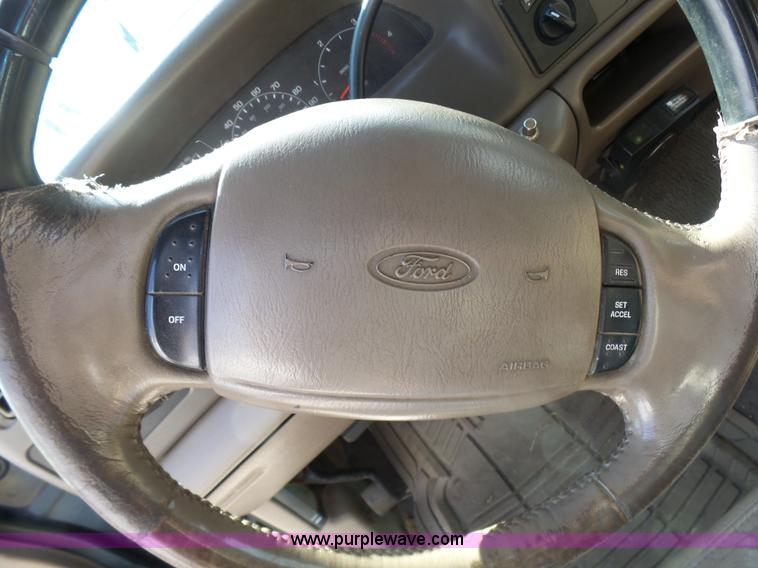 image for item AV9978 2000 Ford F250 Super Duty Lariat Crew Cab pickup truck