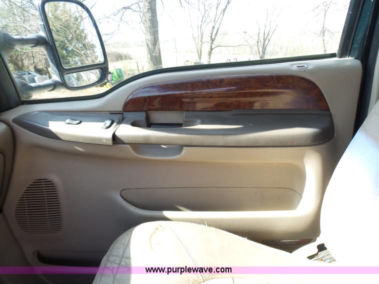 image for item AV9978 2000 Ford F250 Super Duty Lariat Crew Cab pickup truck