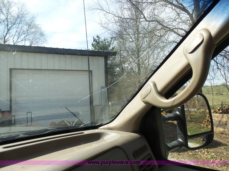 image for item AV9978 2000 Ford F250 Super Duty Lariat Crew Cab pickup truck