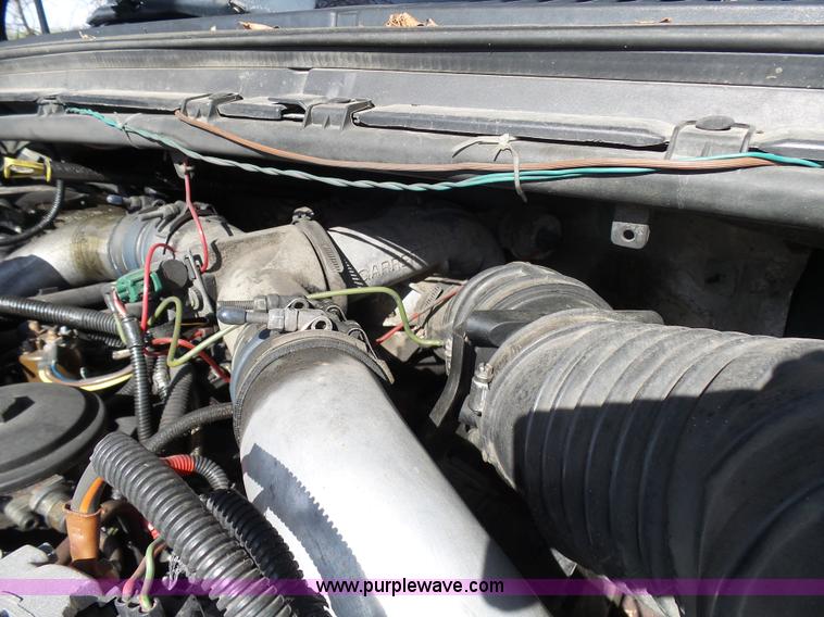 image for item AV9978 2000 Ford F250 Super Duty Lariat Crew Cab pickup truck