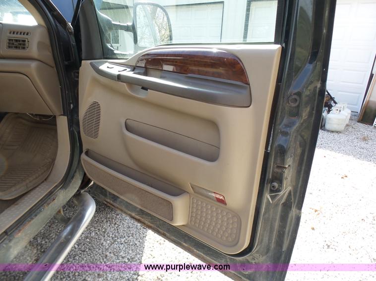 image for item AV9978 2000 Ford F250 Super Duty Lariat Crew Cab pickup truck